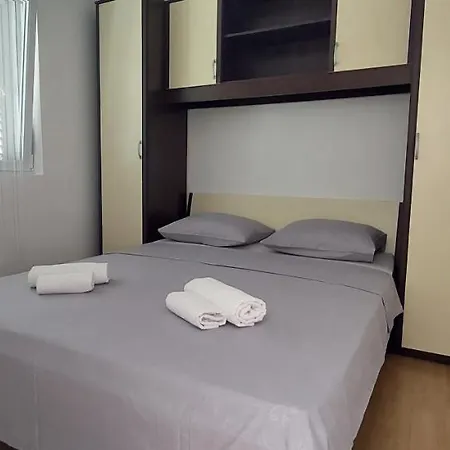 Zana Apartamento Pirovac